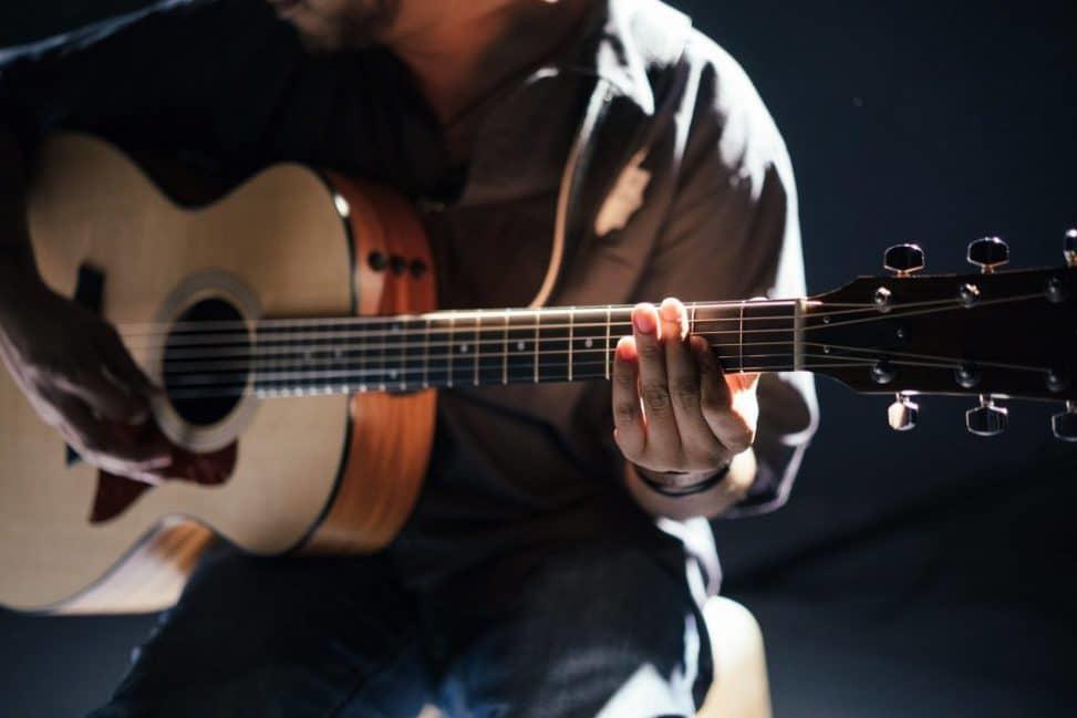 Diferencia Entre Una Guitarra Acustica Y Electroacustica